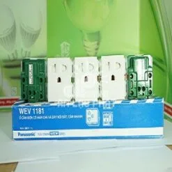 Ổ cắm đơn Wide WEV1181-7SW có màn che và dây nối dất an toàn